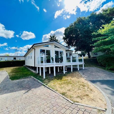 Waterfall Retreat Poole Exterior photo