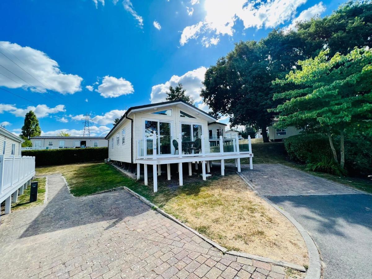 Waterfall Retreat Poole Exterior photo