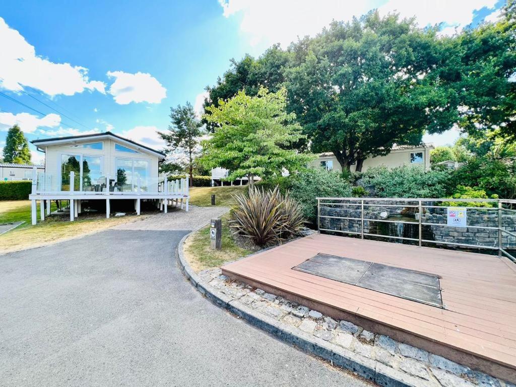 Waterfall Retreat Poole Exterior photo