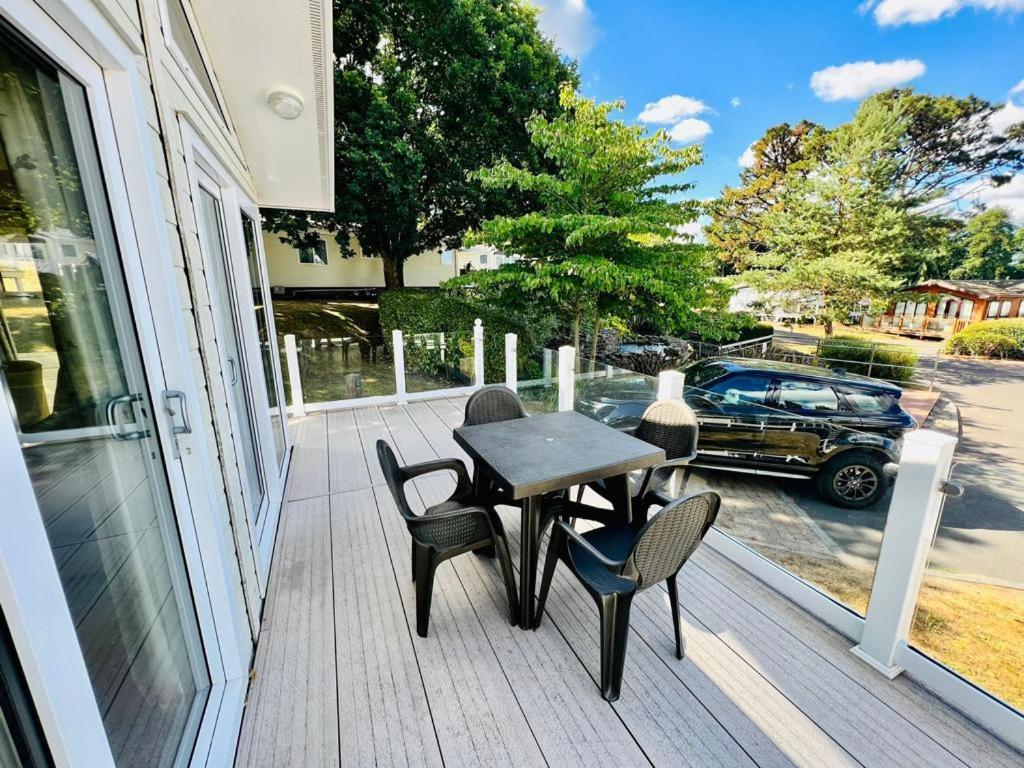 Waterfall Retreat Poole Exterior photo