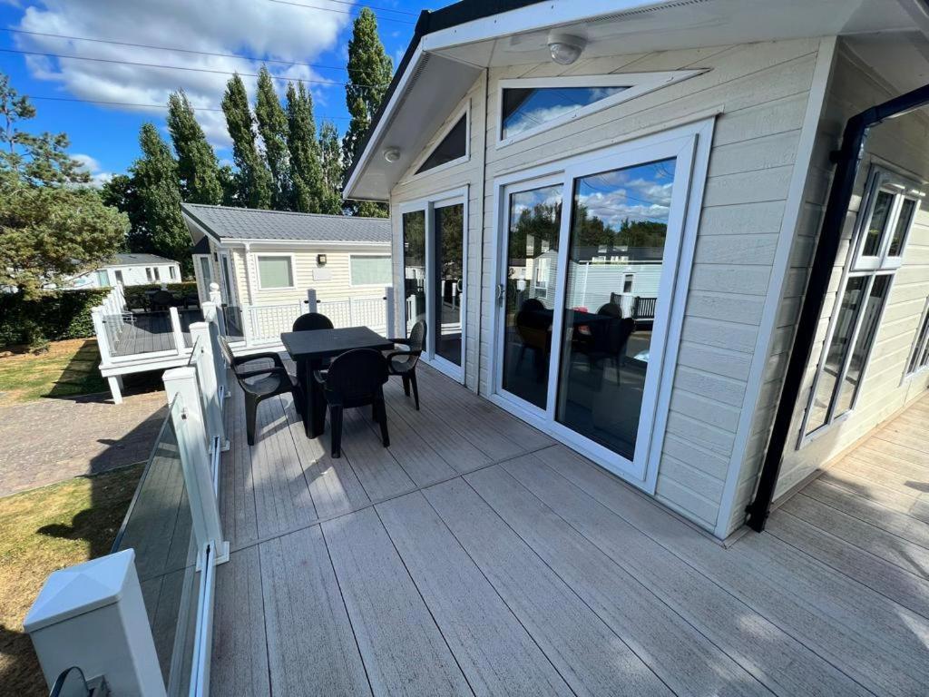 Waterfall Retreat Poole Exterior photo